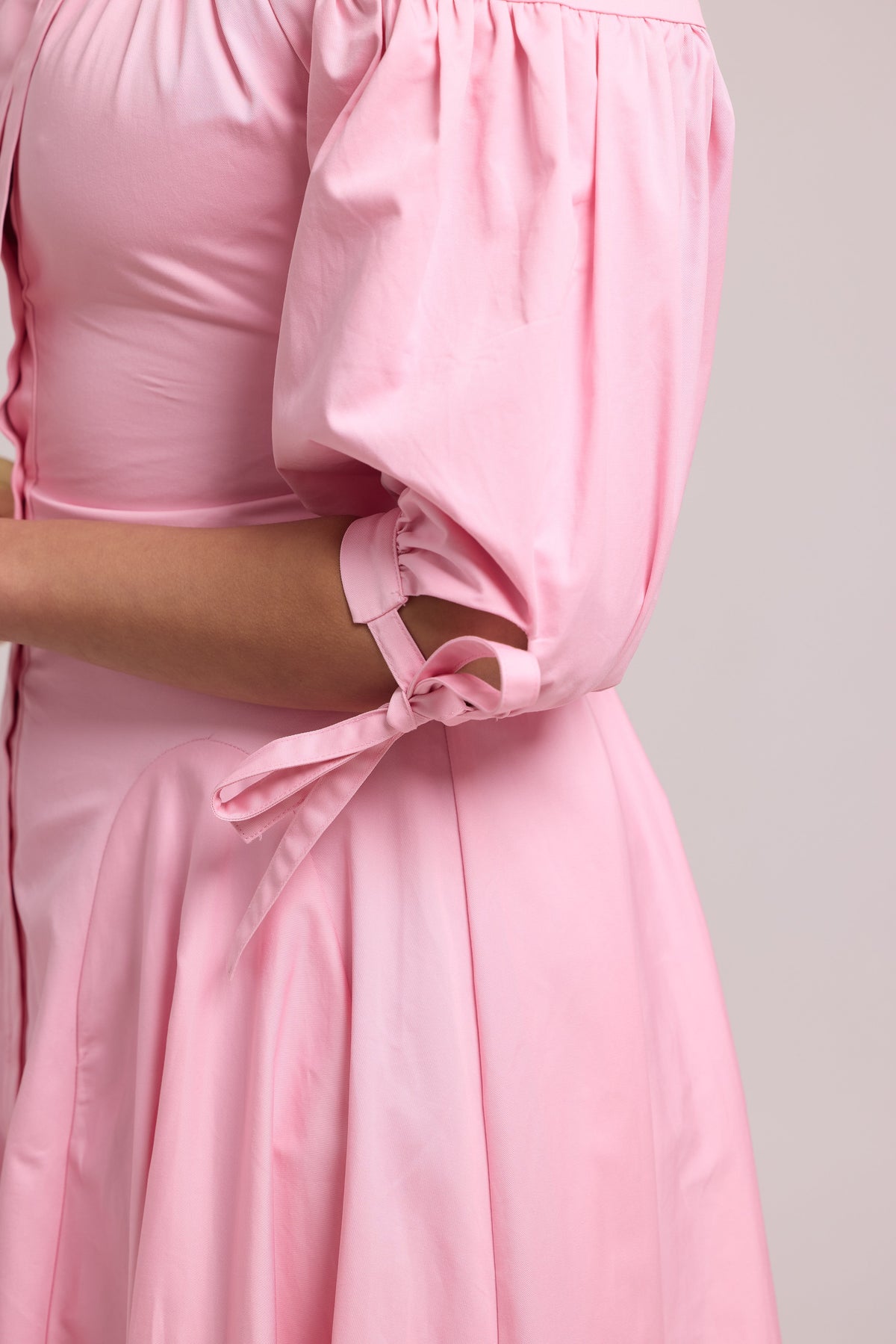 Dress with voluminous sleeves and cuff ties