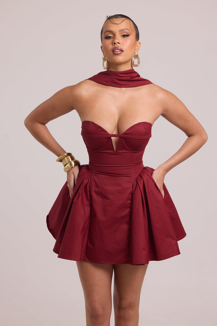 Strapless neckline with optional detachable neck band detail